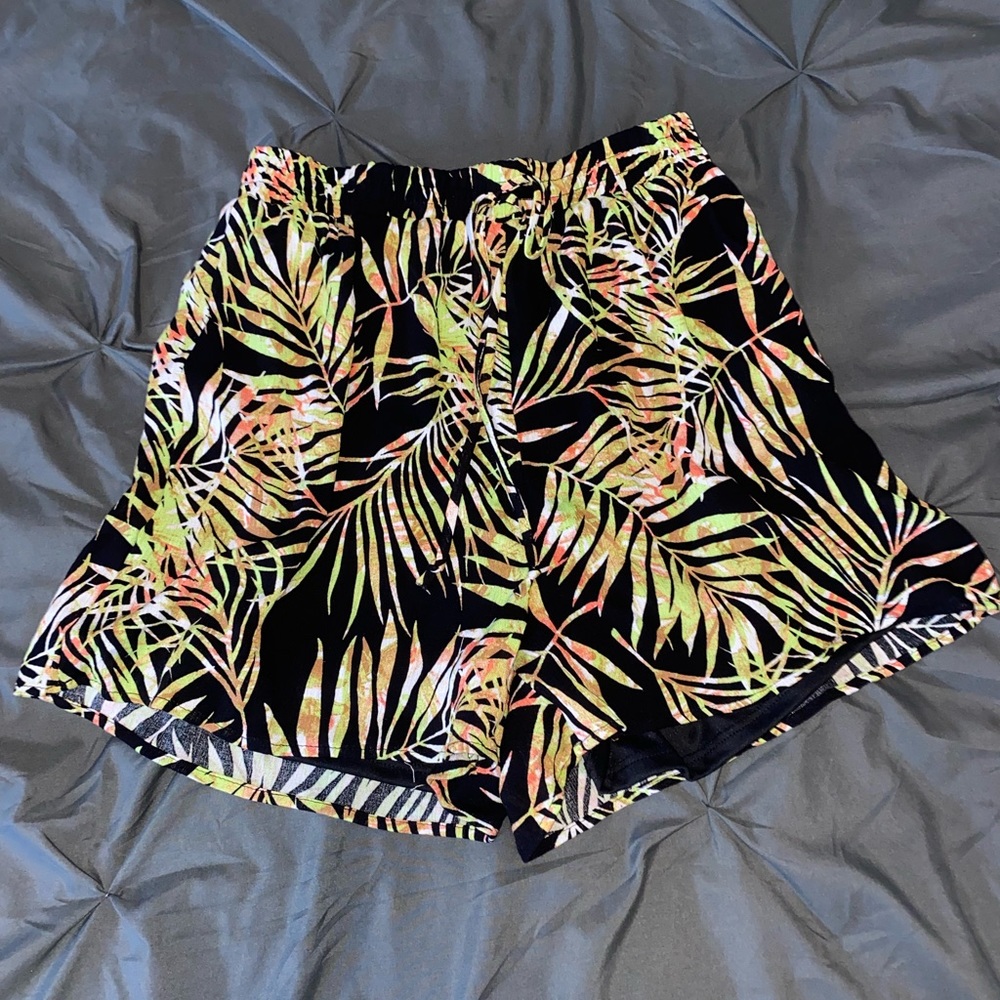 Leaf pattern shorts